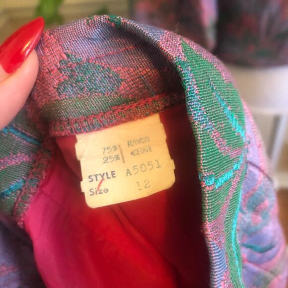 50s-60s Vintage Lucinda of California Iridescent Floral Skirt Suit - Picture 5 of 14